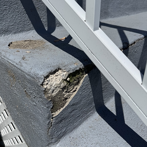 Marche de béton endommagée avec coin brisé avant réparation époxy, projet VirezSulTop Époxy Design en Montérégie.
