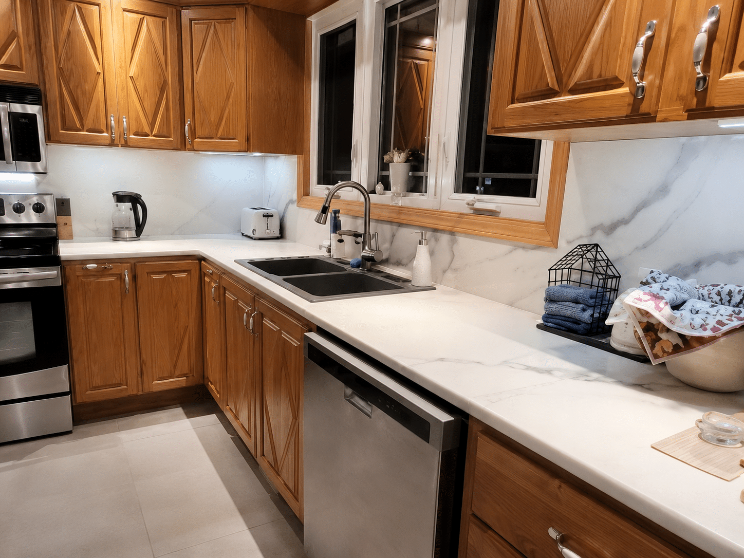 Cuisine transformée avec comptoir et dosseret en époxy effet marbre blanc, réalisation VirezSulTop Époxy Design en Montérégie.