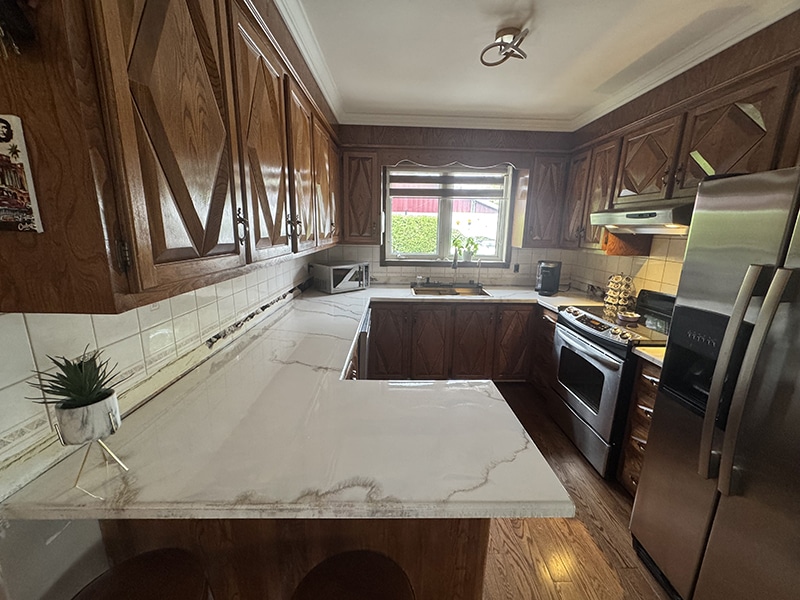 Cuisine transformée avec comptoir en époxy effet marbre blanc et beige, réalisation VirezSulTop Époxy Design en Montérégie.