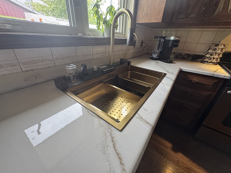 Cuisine transformée avec comptoir en époxy effet marbre blanc et beige, réalisation VirezSulTop Époxy Design en Montérégie.