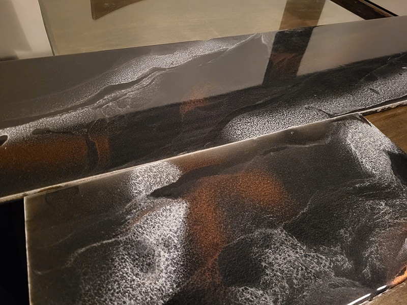 Comptoir de bar en époxy effet métallisé noir et cuivré, fini haute brillance, réalisation VirezSulTop Époxy Design en Montérégie.