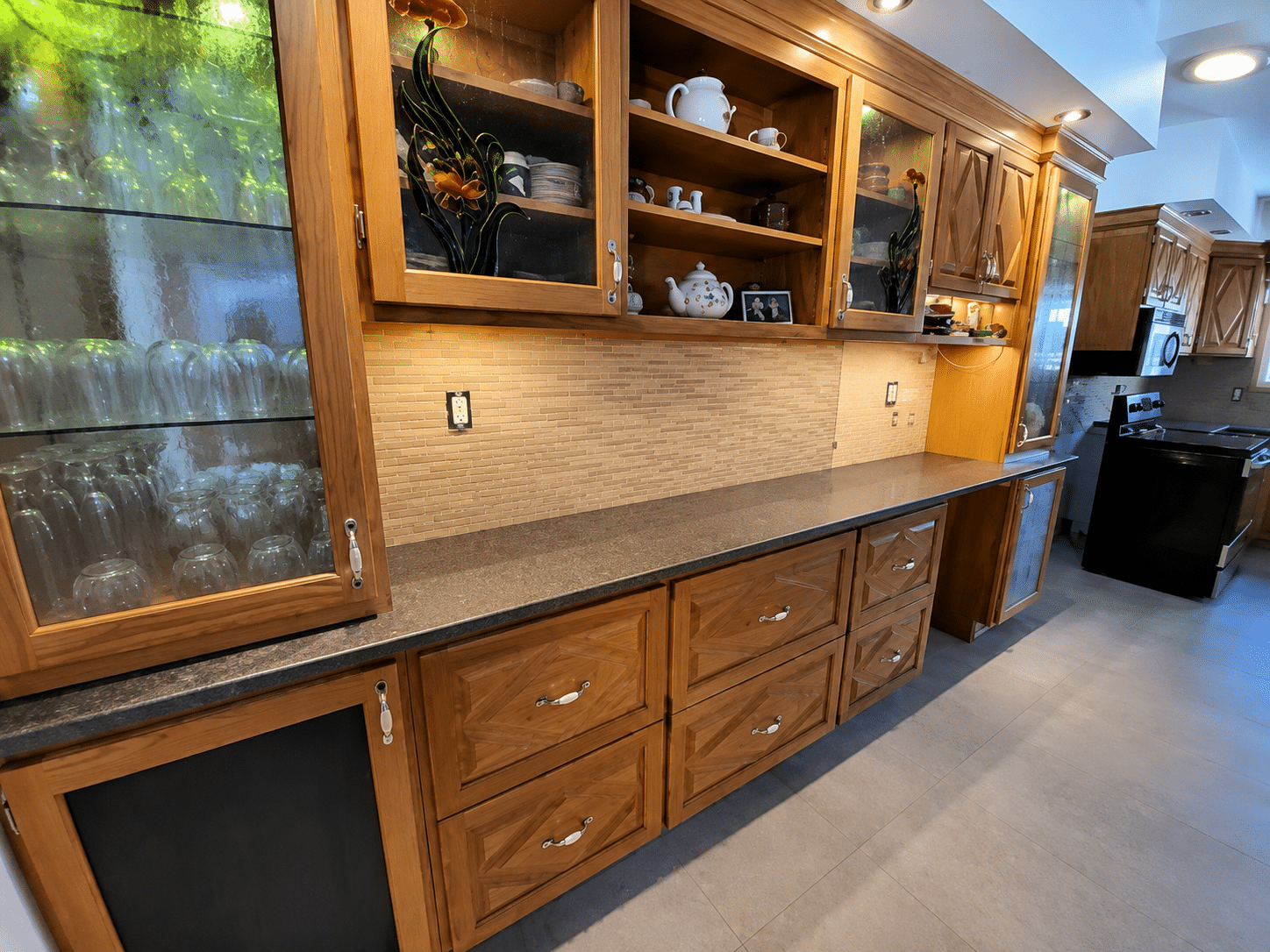 Cuisine avec comptoir foncé et vaisselier avant transformation en époxy, armoires en bois massif, projet VirezSulTop Époxy Design en Montérégie.