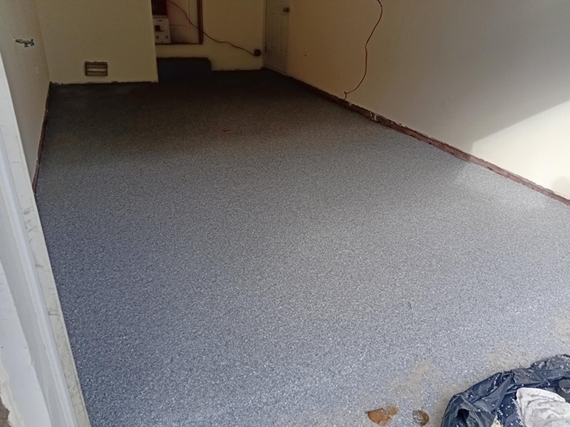 Plancher de garage en époxy à granules gris, revêtement fini et durable, réalisation VirezSulTop Époxy Design en Montérégie.