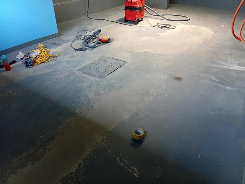 Plancher de béton avant application époxy, préparation avec équipement de nettoyage industriel, projet VirezSulTop Époxy Design en Montérégie.