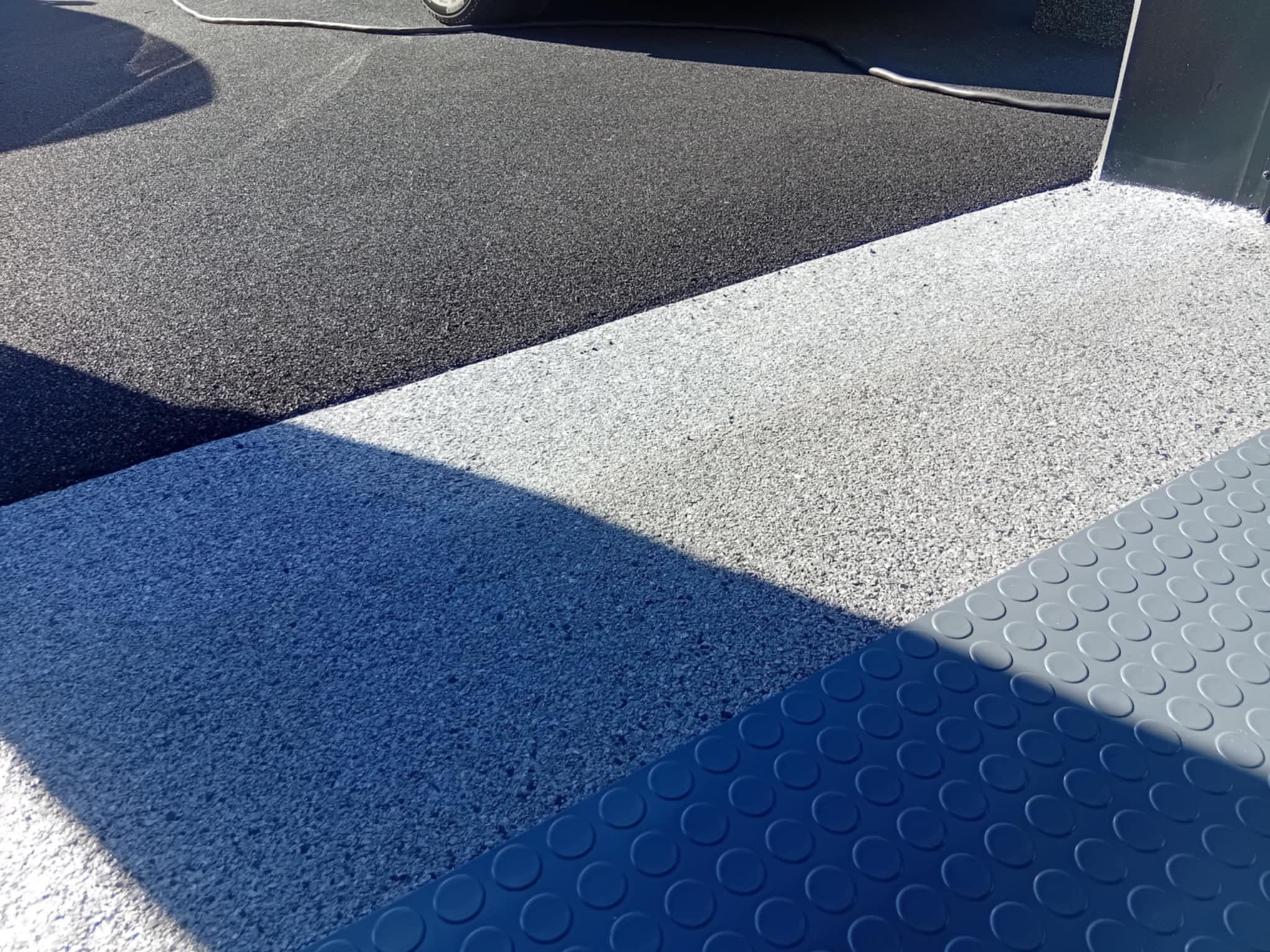 Plancher de garage en époxy à granules multicolores gris et bleu avec finition à picots, réalisation VirezSulTop Époxy Design en Montérégie.