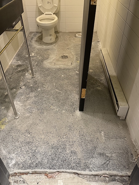 Plancher commercial avant réfection en époxy, salle de bain avec surface abîmée, projet Allô mon Coco par VirezSulTop Époxy Design à Laval.